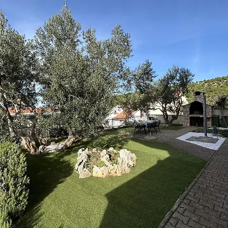Kiara Near The Apartment Dolac