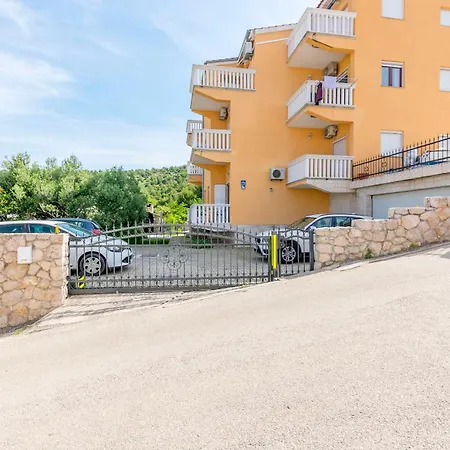 Kiara Near The 아파트 *