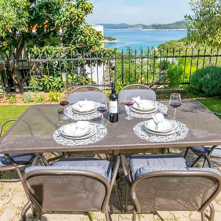 Kiara Near The 公寓 *