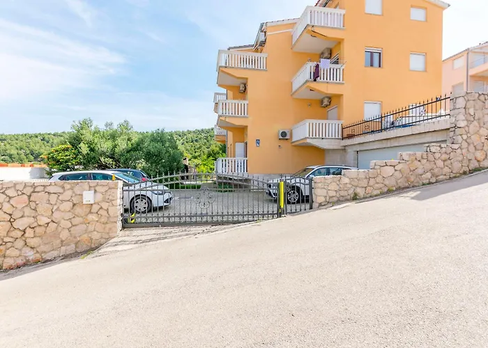 Kiara Near The Appartement *